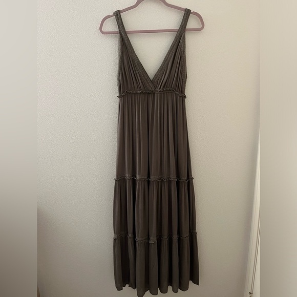 Green Double V Neck Tiered Maxi Medium - Picture 1 of 4